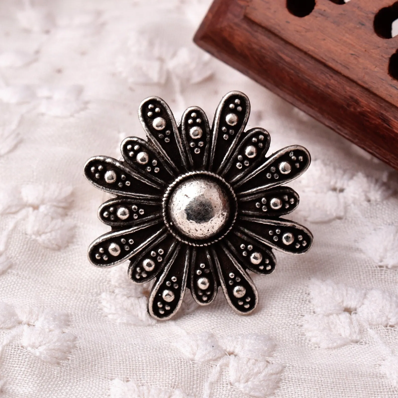 Aven Flower Finger Ring
